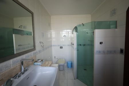 Casa de condomínio para alugar com 853m², 4 quartos e 6 vagasBanheiro da Suíte 4