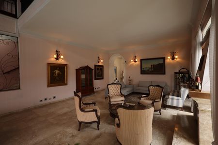Casa de condomínio para alugar com 853m², 4 quartos e 6 vagasSala de estar com lareira