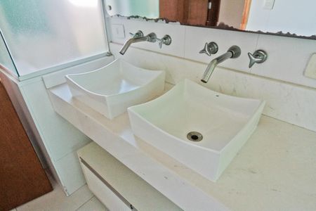 Casa à venda com 240m², 3 quartos e 4 vagas Casa à venda com 240m², 3 quartos e 4 vagasBanheiro