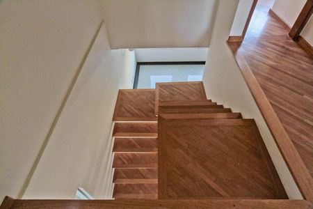 Casa à venda com 240m², 3 quartos e 4 vagas Casa à venda com 240m², 3 quartos e 4 vagasEscada