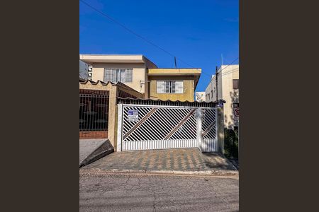 Casa à venda com 153m², 3 quartos e 2 vagas Casa à venda com 153m², 3 quartos e 2 vagasFachada