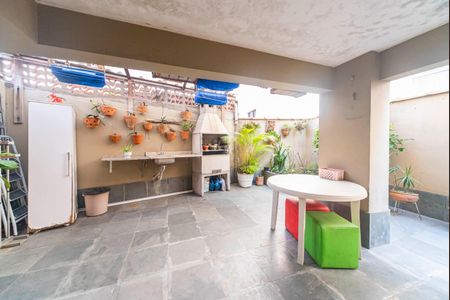 Casa à venda com 153m², 3 quartos e 2 vagas Casa à venda com 153m², 3 quartos e 2 vagasQuintal e Churrasqueira