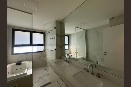 Apartamento para alugar com 245m², 4 quartos e 4 vagas Apartamento para alugar com 245m², 4 quartos e 4 vagasBanheiro 1 da Suíte 1
