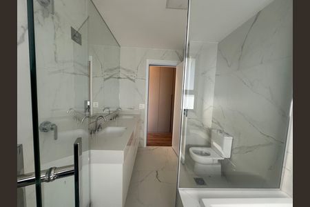 Apartamento para alugar com 245m², 4 quartos e 4 vagas Apartamento para alugar com 245m², 4 quartos e 4 vagasBanheiro 1 da Suíte 1