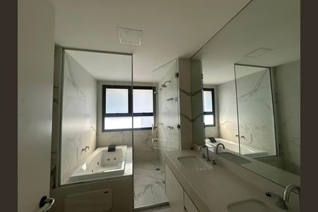 Apartamento para alugar com 245m², 4 quartos e 4 vagas Apartamento para alugar com 245m², 4 quartos e 4 vagasBanheiro 1 da Suíte 1