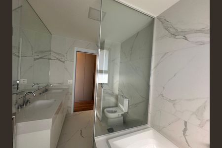 Apartamento para alugar com 245m², 4 quartos e 4 vagas Apartamento para alugar com 245m², 4 quartos e 4 vagasBanheiro 1 da Suíte 1