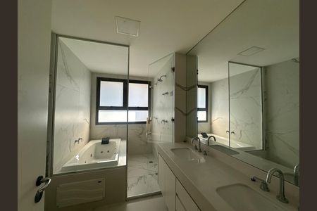 Apartamento para alugar com 245m², 4 quartos e 4 vagas Apartamento para alugar com 245m², 4 quartos e 4 vagasBanheiro 1 da Suíte 1