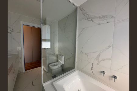 Apartamento para alugar com 245m², 4 quartos e 4 vagas Apartamento para alugar com 245m², 4 quartos e 4 vagasBanheiro 1 da Suíte 1