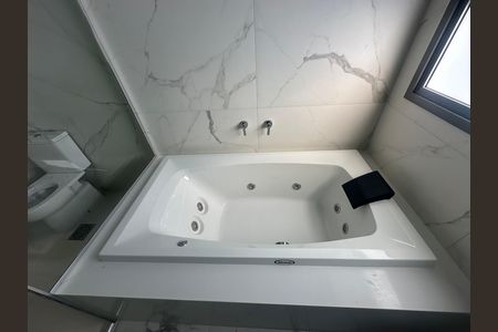 Apartamento para alugar com 245m², 4 quartos e 4 vagas Apartamento para alugar com 245m², 4 quartos e 4 vagasBanheiro 1 da Suíte 1