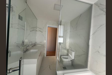 Apartamento para alugar com 245m², 4 quartos e 4 vagas Apartamento para alugar com 245m², 4 quartos e 4 vagasBanheiro 1 da Suíte 1