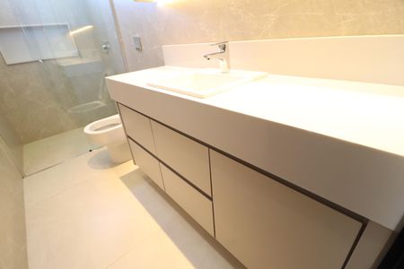 Casa de condomínio para alugar com 400m², 4 quartos e 6 vagasBanheiro do Quarto 2