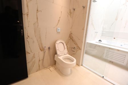 Casa de condomínio para alugar com 400m², 4 quartos e 6 vagasBanheiro do Quarto 1