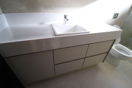 Casa de condomínio para alugar com 400m², 4 quartos e 6 vagasBanheiro do Quarto 4