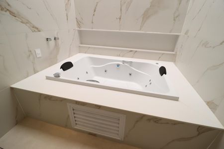 Casa de condomínio para alugar com 400m², 4 quartos e 6 vagasBanheiro do Quarto 1