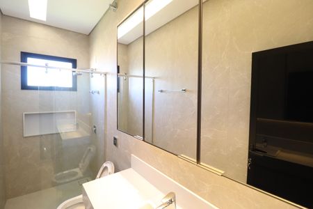 Casa de condomínio para alugar com 400m², 4 quartos e 6 vagasBanheiro do Quarto 2