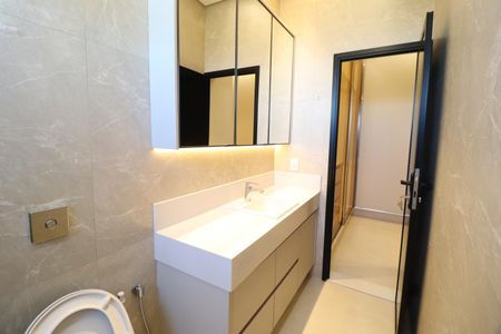 Casa de condomínio para alugar com 400m², 4 quartos e 6 vagasBanheiro do Quarto 2
