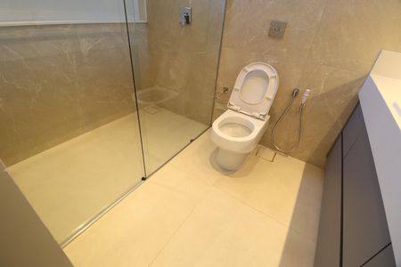 Casa de condomínio para alugar com 400m², 4 quartos e 6 vagasBanheiro do Quarto 3