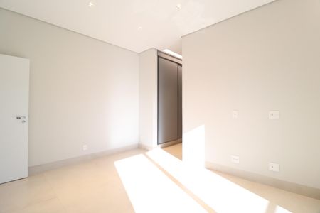 Casa de condomínio para alugar com 400m², 4 quartos e 6 vagasQuarto 3 - Suíte