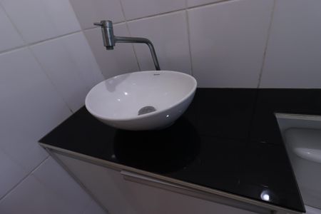 Apartamento à venda com 108m², 2 quartos e 2 vagasBanheiro da suíte - Pia