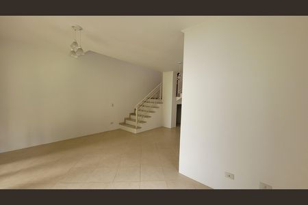 Sala de casa de condomínio para alugar com 3 quartos, 145m² em Jardim Odete, Itaquaquecetuba