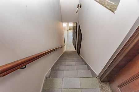 Casa à venda com 150m², 2 quartos e 2 vagas Casa à venda com 150m², 2 quartos e 2 vagasEscada