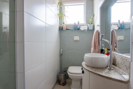 Casa de condomínio à venda com 256m², 5 quartos e 1 vaga Casa de condomínio à venda com 256m², 5 quartos e 1 vagaBanheiro do Quarto 2