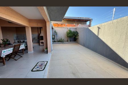 Casa à venda com 256m², 4 quartos e 2 vagas