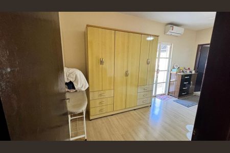 Casa à venda com 256m², 4 quartos e 2 vagas