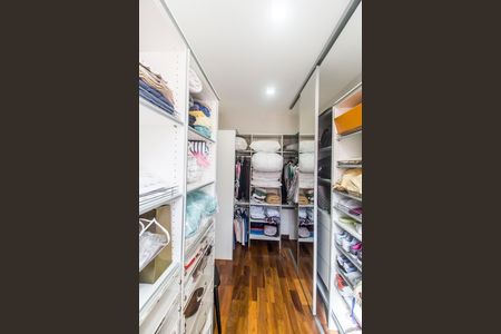 Casa de condomínio à venda com 570m², 4 quartos e 4 vagas Casa de condomínio à venda com 570m², 4 quartos e 4 vagasCloset da suíte