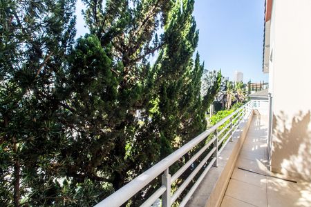 Casa de condomínio à venda com 570m², 4 quartos e 4 vagas Casa de condomínio à venda com 570m², 4 quartos e 4 vagasVaranda
