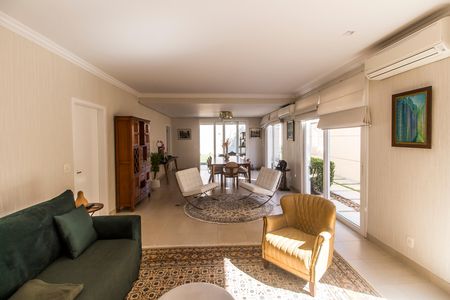 Casa de condomínio à venda com 570m², 4 quartos e 4 vagas Casa de condomínio à venda com 570m², 4 quartos e 4 vagasSala