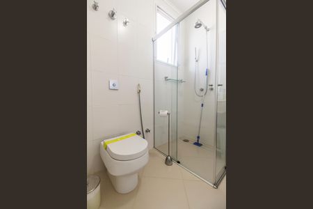 Casa de condomínio à venda com 570m², 4 quartos e 4 vagas Casa de condomínio à venda com 570m², 4 quartos e 4 vagasBanheiro da Suíte