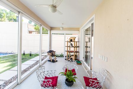 Casa de condomínio à venda com 570m², 4 quartos e 4 vagas Casa de condomínio à venda com 570m², 4 quartos e 4 vagasVaranda