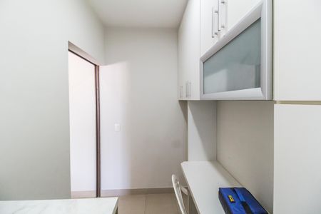 Casa de condomínio à venda com 570m², 4 quartos e 4 vagas Casa de condomínio à venda com 570m², 4 quartos e 4 vagasCorredor