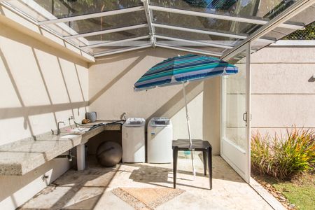 Casa de condomínio à venda com 570m², 4 quartos e 4 vagas Casa de condomínio à venda com 570m², 4 quartos e 4 vagasAcademia