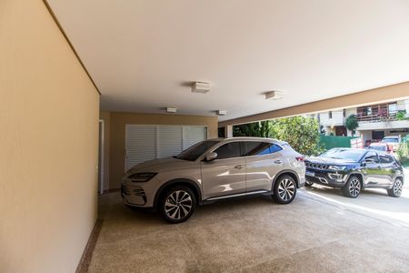 Casa de condomínio à venda com 570m², 4 quartos e 4 vagas Casa de condomínio à venda com 570m², 4 quartos e 4 vagasGaragem