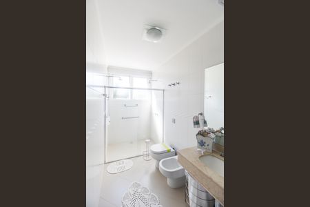 Casa de condomínio à venda com 570m², 4 quartos e 4 vagas Casa de condomínio à venda com 570m², 4 quartos e 4 vagasBanheiro da Suíte