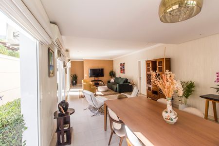 Casa de condomínio à venda com 570m², 4 quartos e 4 vagas Casa de condomínio à venda com 570m², 4 quartos e 4 vagasSala