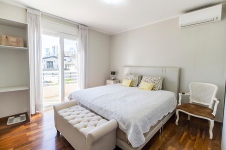 Casa de condomínio à venda com 570m², 4 quartos e 4 vagas Casa de condomínio à venda com 570m², 4 quartos e 4 vagasSuíte 3