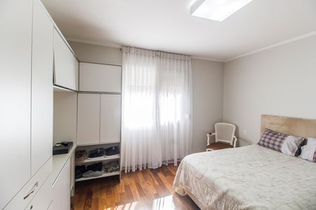 Casa de condomínio à venda com 570m², 4 quartos e 4 vagas Casa de condomínio à venda com 570m², 4 quartos e 4 vagasSuíte 1