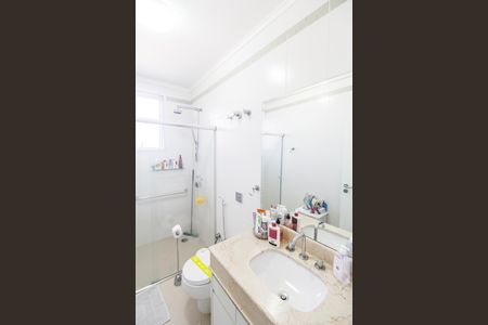 Casa de condomínio à venda com 570m², 4 quartos e 4 vagas Casa de condomínio à venda com 570m², 4 quartos e 4 vagasBanheiro da Suíte