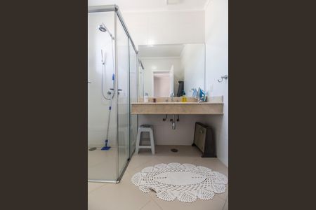 Casa de condomínio à venda com 570m², 4 quartos e 4 vagas Casa de condomínio à venda com 570m², 4 quartos e 4 vagasBanheiro da Suíte