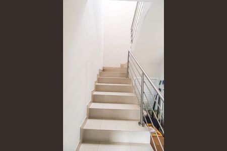 Casa de condomínio à venda com 570m², 4 quartos e 4 vagas Casa de condomínio à venda com 570m², 4 quartos e 4 vagasEscada