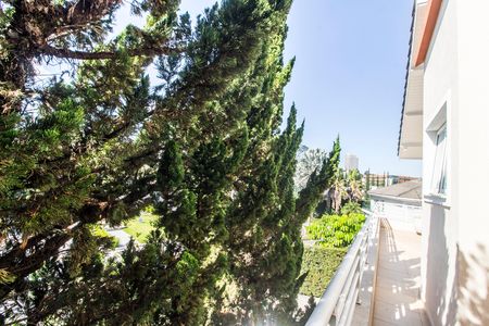 Casa de condomínio à venda com 570m², 4 quartos e 4 vagas Casa de condomínio à venda com 570m², 4 quartos e 4 vagasVista da Varanda