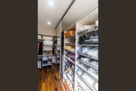 Casa de condomínio à venda com 570m², 4 quartos e 4 vagas Casa de condomínio à venda com 570m², 4 quartos e 4 vagasCloset da suíte