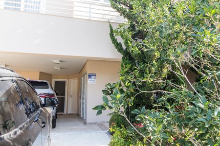 Casa de condomínio à venda com 570m², 4 quartos e 4 vagas Casa de condomínio à venda com 570m², 4 quartos e 4 vagasVista da Rua