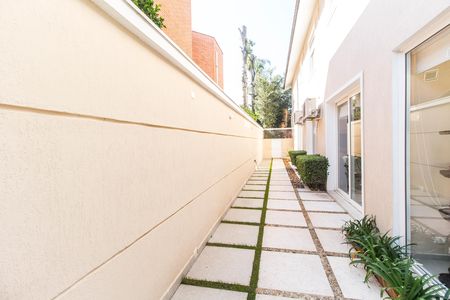 Casa de condomínio à venda com 570m², 4 quartos e 4 vagas Casa de condomínio à venda com 570m², 4 quartos e 4 vagasCorredor