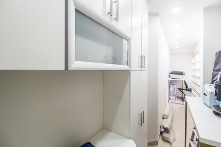 Casa de condomínio à venda com 570m², 4 quartos e 4 vagas Casa de condomínio à venda com 570m², 4 quartos e 4 vagasCorredor