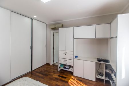 Casa de condomínio à venda com 570m², 4 quartos e 4 vagas Casa de condomínio à venda com 570m², 4 quartos e 4 vagasSuíte 1