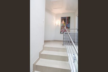 Casa de condomínio à venda com 570m², 4 quartos e 4 vagas Casa de condomínio à venda com 570m², 4 quartos e 4 vagasEscada